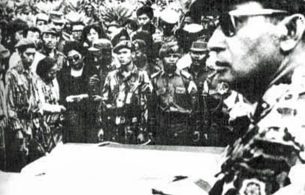 Suharto, at the far right in the foreground, at the generals’ funeral