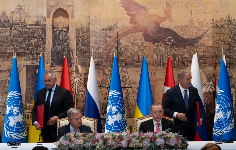Ruski ministar obrane Sergej Šojgu (gore lijevo), generalni tajnik UN-a Antonio Guterres (dolje lijevo), turski predsjednik Recep Tayyip Erdogan (dolje desno), turski ministar obrane Hulusi Akar (gore desno) / Izvor: AP Photo/Khalil Hamra/Guliver Image