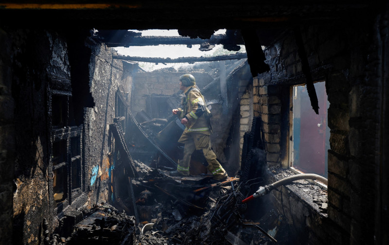 Scena nakon granatiranja u Makivki, 22. svibnja 2024. (izvor: Alexander Ermochenko/Reuters/Guliver Image)