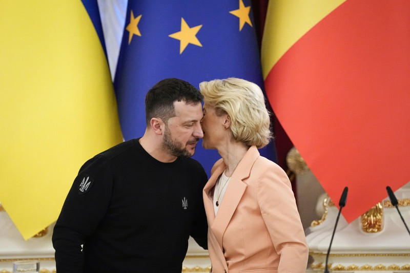 Ukrajinski predsjednik Volodimir Zelenski razgovara s predsjednicom EU komisije Ursulom von der Leyen tijekom sastanka s medijima u palači Marinski u Kijevu, Ukrajina, u subotu, 24. veljače 2024. (izvor: AP Photo / Efrem Lukatsky / Guliver Image)