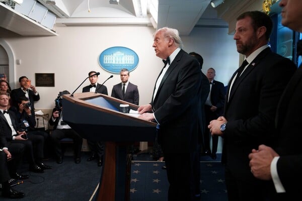 Panika u Washingtonu: Trump evakuiran s večere dopisnika nakon pucnjave - napadač uhićen, jedan agent ranjen