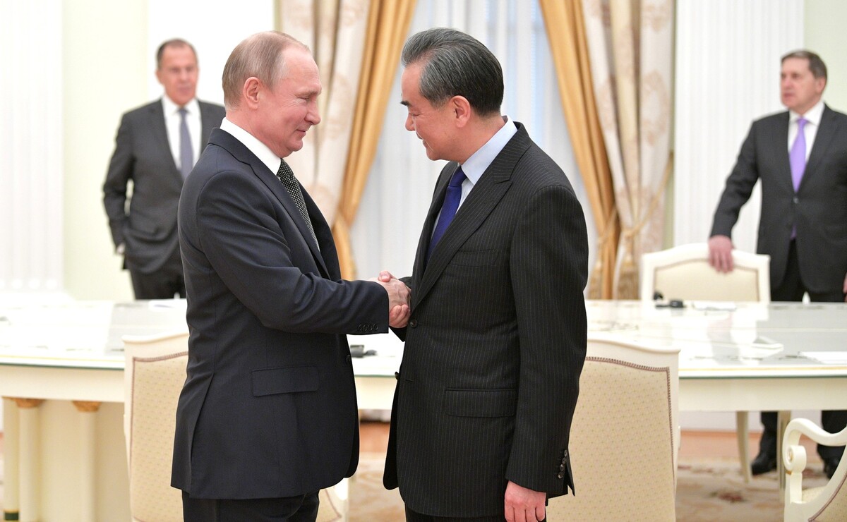 Vladimir Putin i Wang Yi, fotografija iz travnja 2025.