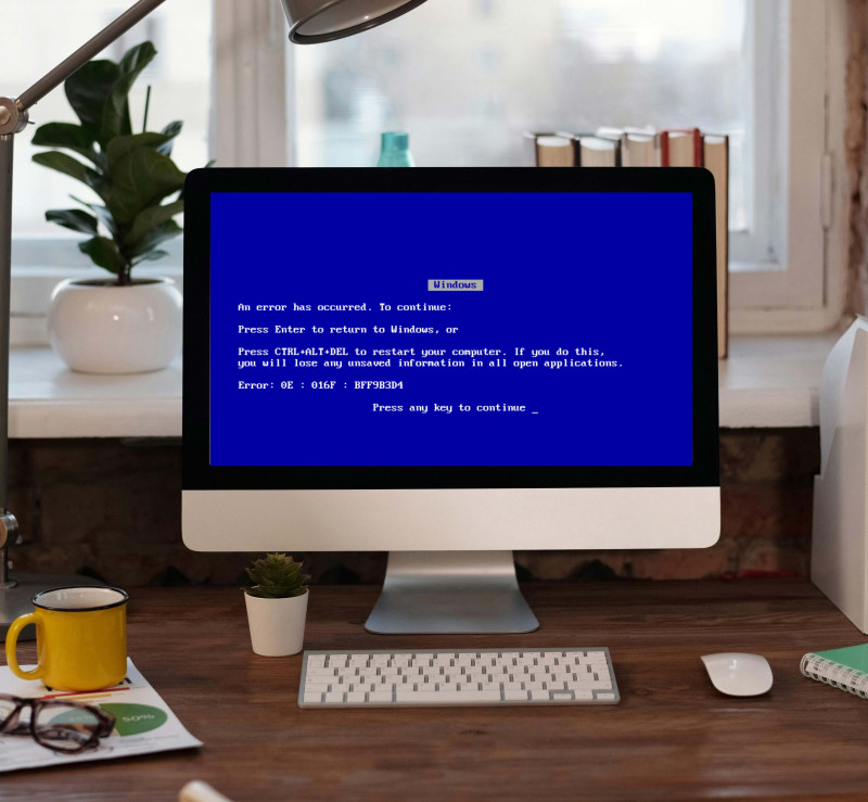 Ilustracija (Mikael Blomkvist/Pexels i \"plavi ekran smrti\": WikiPedia)