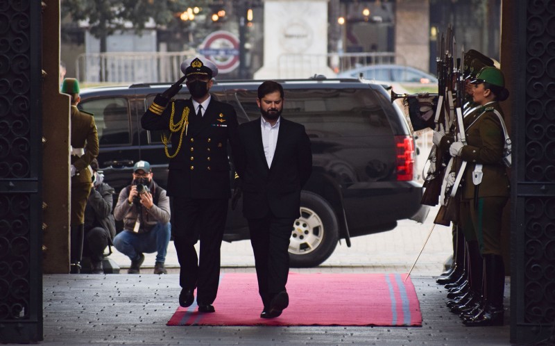 Čileanski predsjednik Gabriel Borić ispred predsjedničke palače u Santiagu 5. rujna 2022. (izvor: AP Photo/Matias Basualdo/Guliver Image)