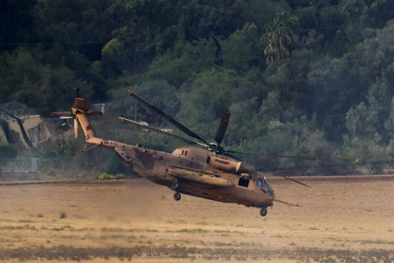 Izraelski helikopter na prostoru južnog Izraela, u blizini Pojasa Gaze, 20. studenog 2023. (izvor: Reuters/Guliver Image)