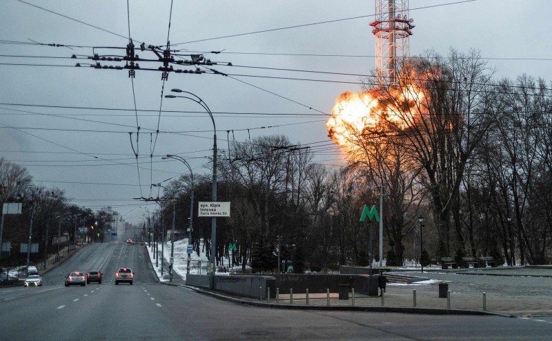 Trenutak eksplozije na pogođenom TV tornju u Kijevui (izvor: REUTERS/Carlos Barria/Guliver Image)