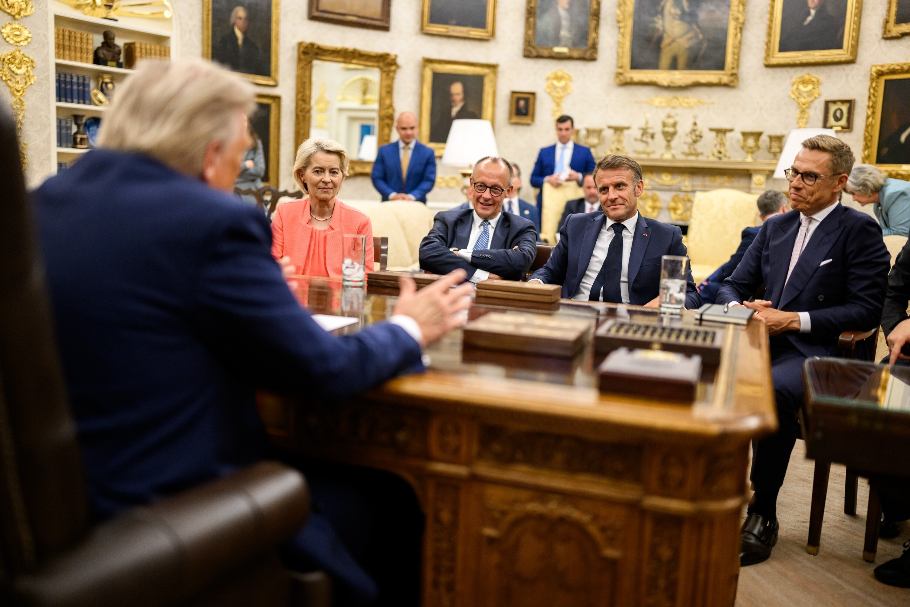 President Donald Trump meets with U.K. Prime Minister Keir Starmer, Italian Prime Minister Giorgia Meloni, European Commission President Ursula von der Leyen, German Chancellor Friedrich Merz, French President Emmanuel Macron, Finnish President Alexander Stubb, Ukrainian President Volodymyr Zelenskyy, and NATO Secretary General Mark Rutte after his call with Russian President Vladimir Putin, Monday, August 18, 2025, in the Oval Office. (Official White House Photo by Daniel Torok)