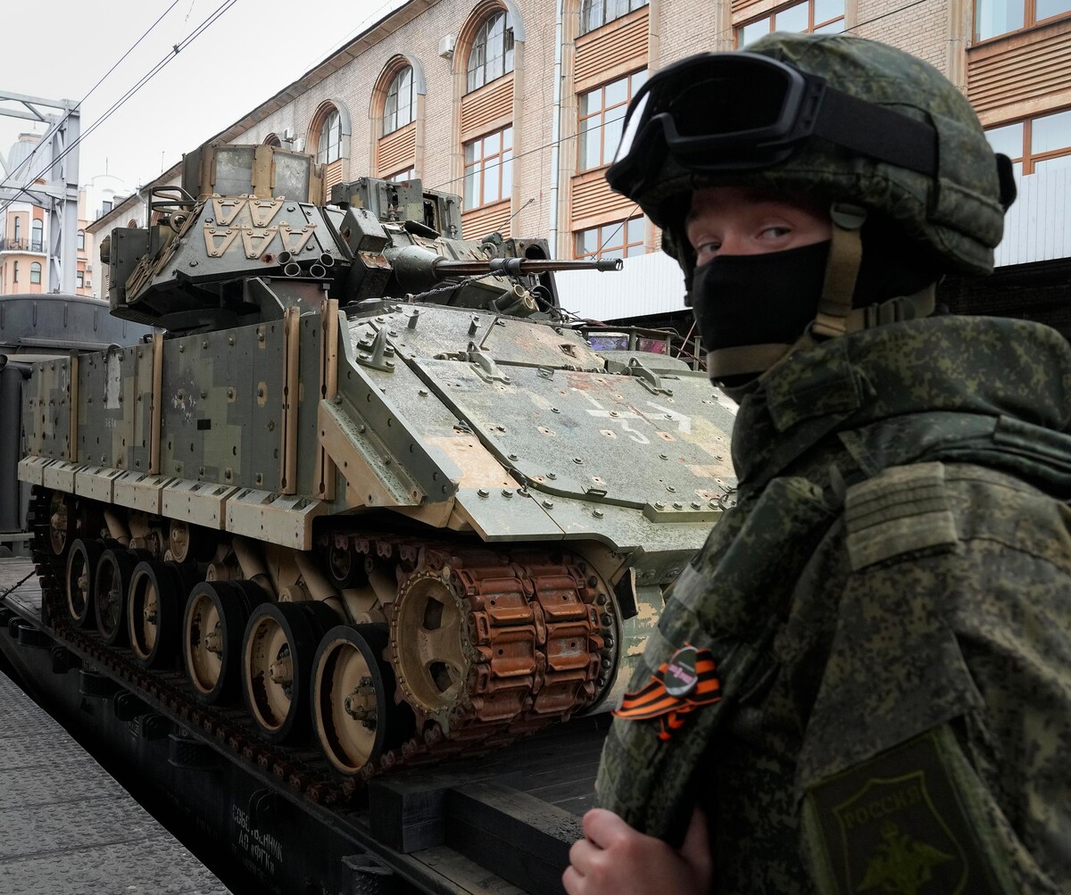 Ruski vojnik pored zarobljenog američkog M2 Bradley vojnog vozila u Sankt Peterburgu 4. svibnja 2024. (izvor: AP Photo/Dmitri Lovetsky/Guliver Image)