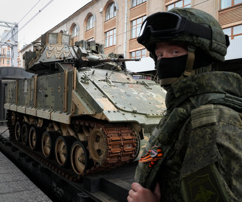 Ruski vojnik pored zarobljenog američkog M2 Bradley vojnog vozila u Sankt Peterburgu 4. svibnja 2024. (izvor: AP Photo/Dmitri Lovetsky/Guliver Image)