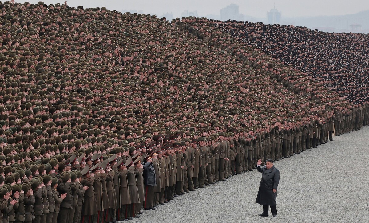 Kim Jong Un i sjevernokorejski vojnici
