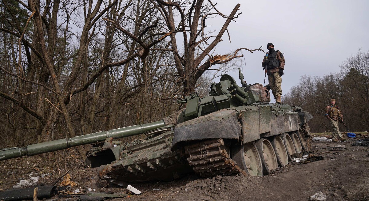 Uništeni ruski tenk u regiji Černihiv, 8. travnja 2022. (izvor: AP Photo/Evgeniy Maloletka/Guliver Image)
