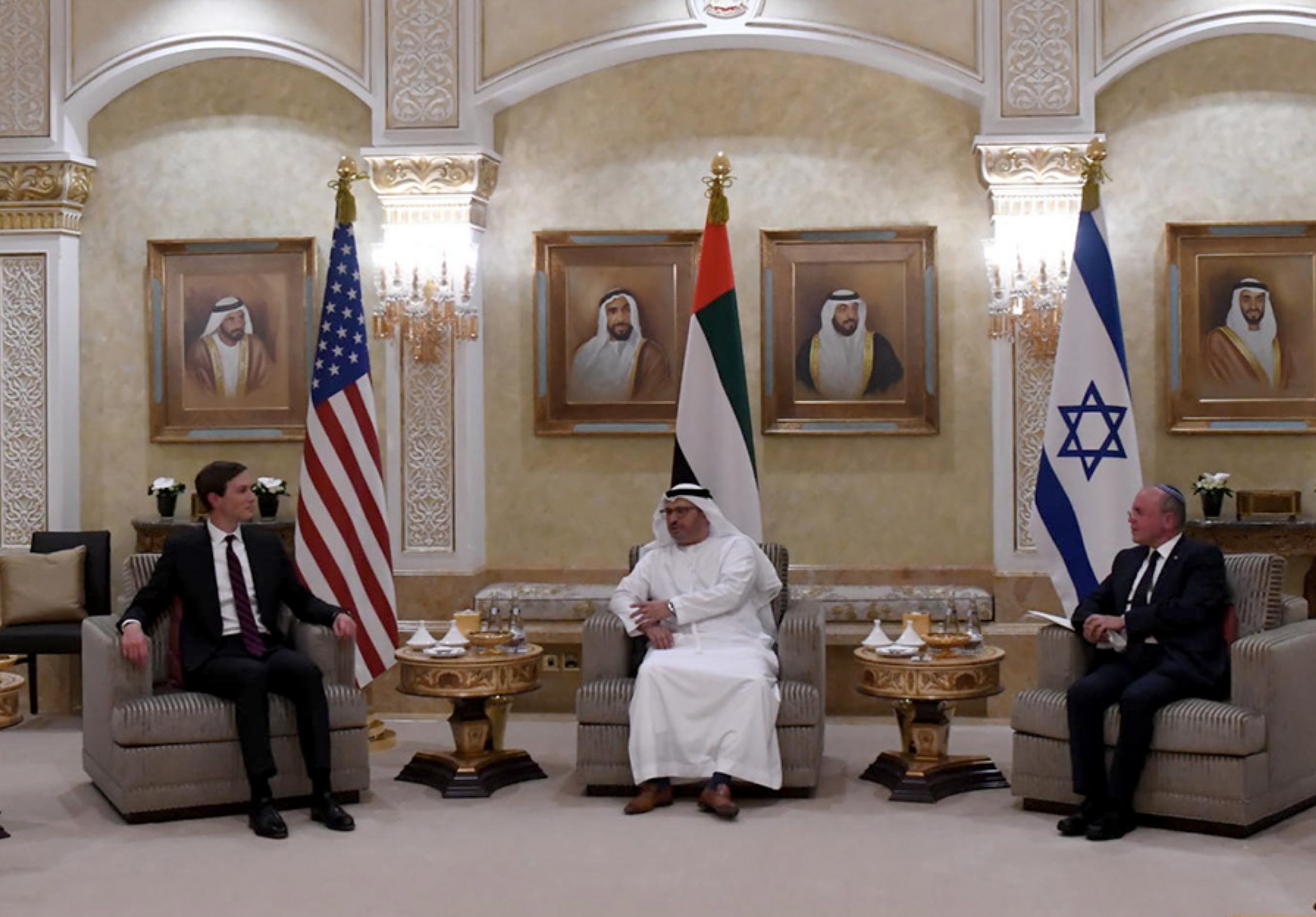 Anwar Gargash (u sredini)