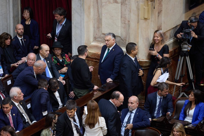 Susret Zelenskog i Orbana na marginama predsjedničke inauguracije u Argentini 10. prosinca 2023. (izvor: Imago Lifestyle / Guliver Image)