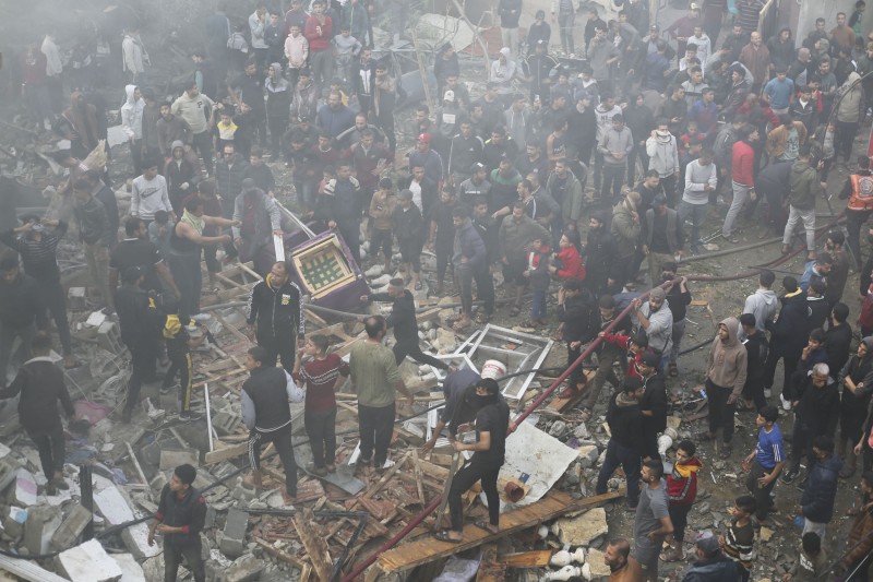 Palestinci traže preživjele nakon izraelskog napada na Rafah, Pojas Gaze, četvrtak, 14. studenog 2023. (AP Photo/Hatem Ali/Guliver Image)