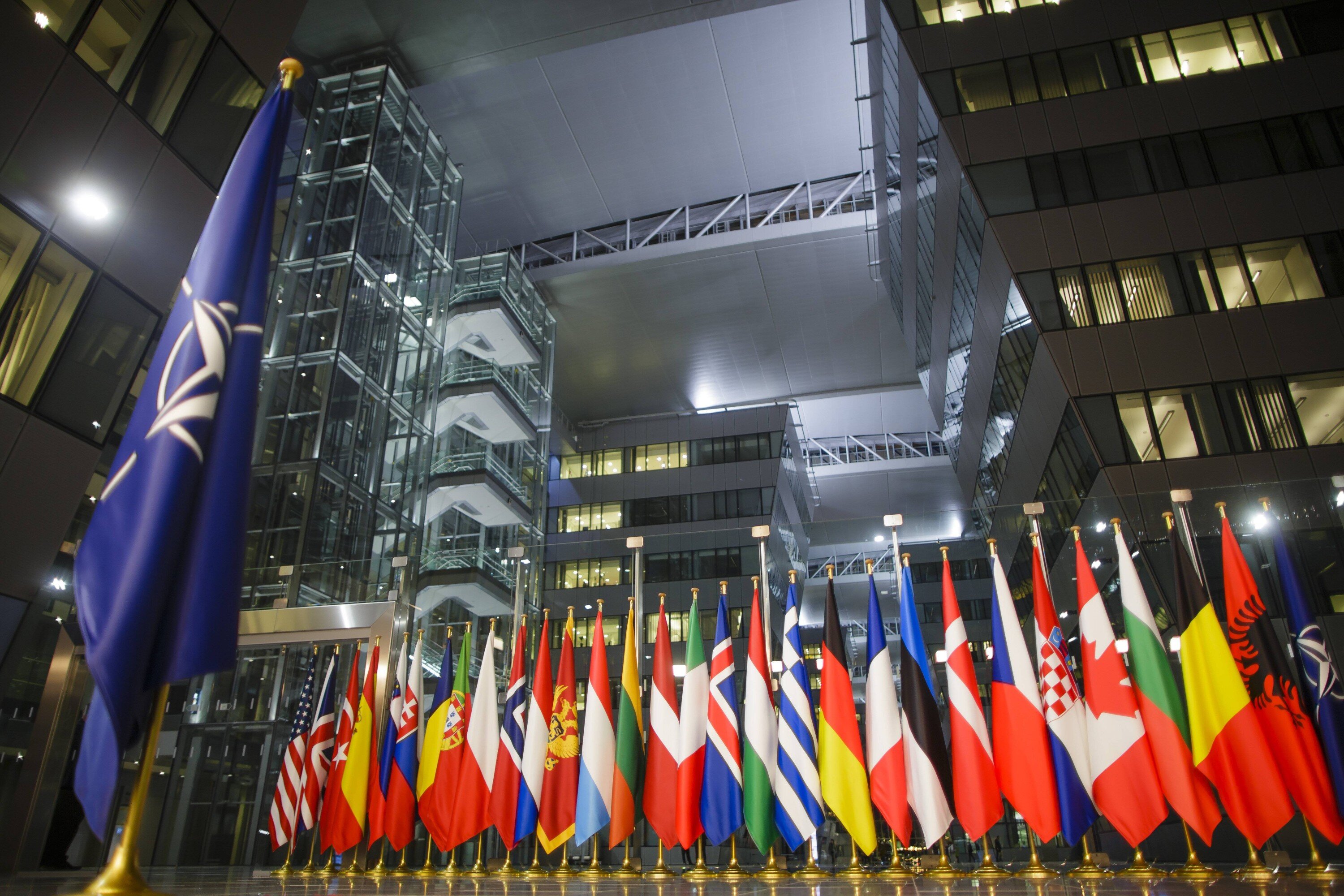 Flaggen der NATO Mitgliedsstaaten stehen im NATO-Hauptquartier in Bruessel. Bruessel, 04.12.2018. Bruessel Belgien *** Flags of NATO member states at NATO headquarters in Brussels Brussels 04 12 2018 Brussels Belgium PUBLICATIONxINxGERxSUIxAUTxONLY Copyright: xThomasxTrutschelx