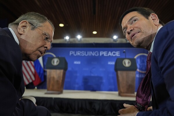 Sergej Lavrov i Marco Rubio, 15. kolovoza 2025. na Aljasci (izvor: AP Photo/Julia Demaree Nikhinson/Guliver Image)