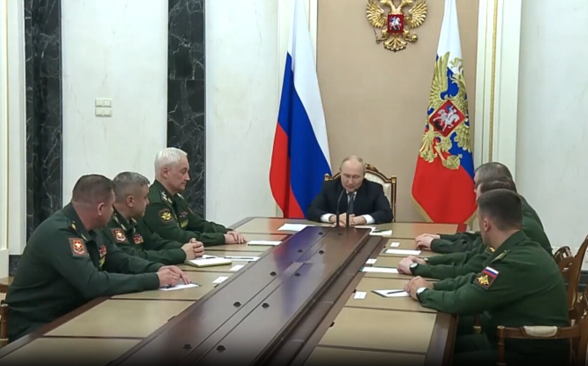 Putin meeting with military commanders