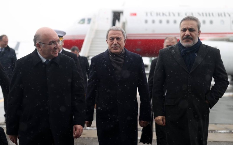 Hulusi Akar (u sredini) i Hakan Fidan (desno) po dolasku u Moskvu (izvor: tursko ministarstvo obrane)