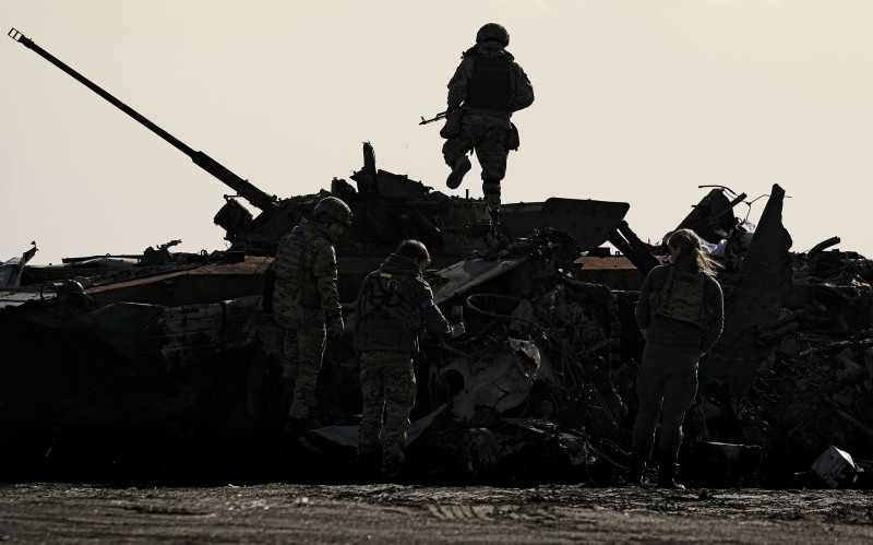 Ukrajinske snage na uništenom ruskom vojnom vozilu, Buča, 7. travnja 2022. (izvor: AP Photo/Vadim Ghirda/Guliver Image)