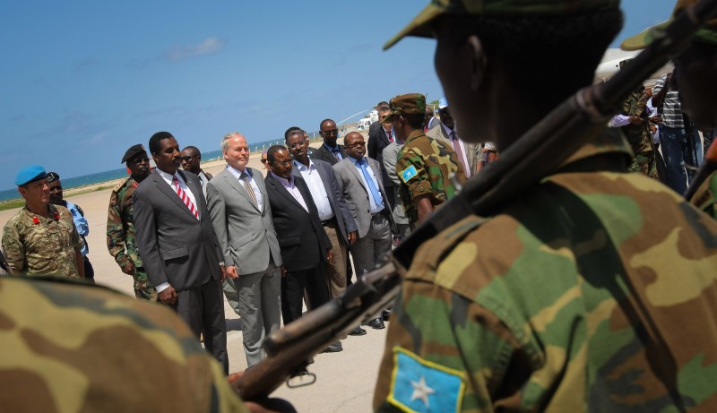 Bivši specijalni predstavnik UN-a za Somaliju, Nicholas Kay, za vrijeme posjete glavnom gradu Mogadishuu 2013. godine (izvor: UN)