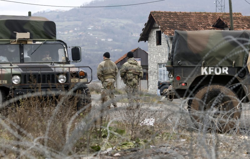 Pripadnici KFOR-a (NATO-ova mirovna misija na Kosovu) u blizini graničnog prijelaza Jarinje na sjeveru Kosova, 18. prosinca 2022. (izvor: AP Photo/Marjan Vucetic/Guliver Image)