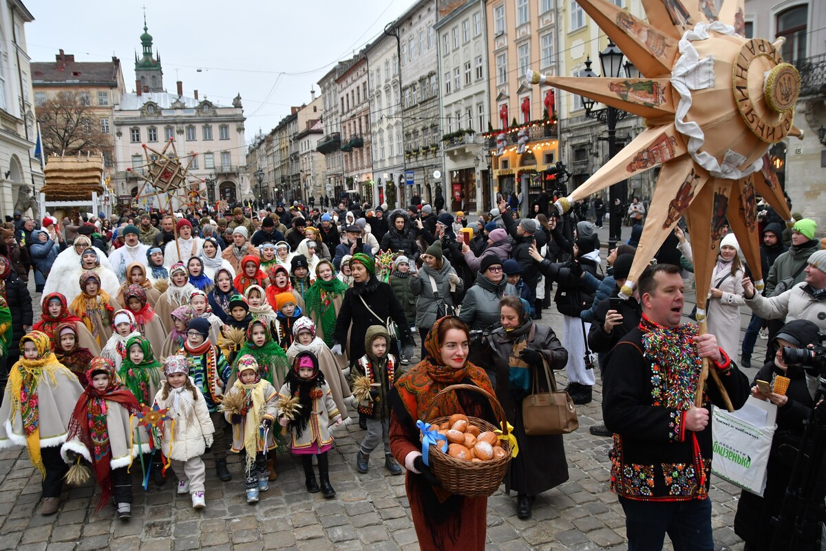 Ukrainians attend an Orthodox Christmas eve's parade in downtown Lviv, Ukraine, on Wednesday, Dec. 24, 2025. (AP Photo/Mykola Tys)