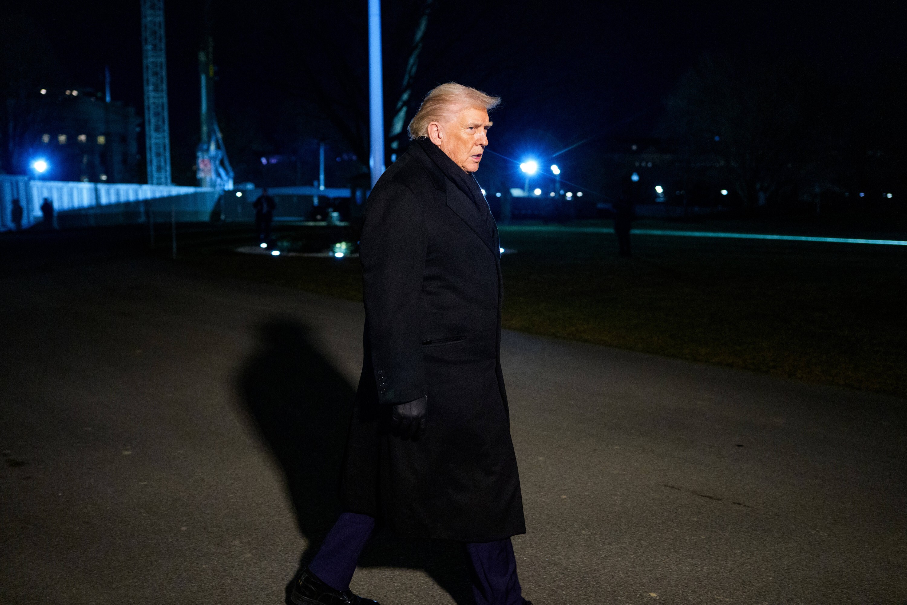 United States President Donald J Trump walks on the South Lawn of the White House in Washington, DC, USA, on Tuesday, January 20, 2026. President Trump is heading to Davos, Switzerland to attend the World Economic Forum. Copyright: xAaronxSchwartzx/xPoolxviaxCNPx/MediaPunchx