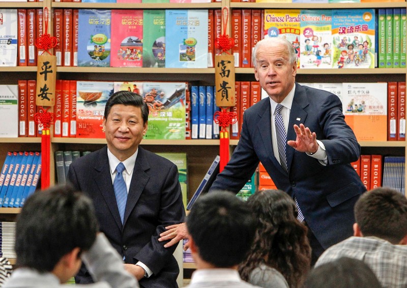 Xi Jinping i Joe Biden 2012. godine (izvor: AP Photo/Damian Dovarganes/Guliver Image)