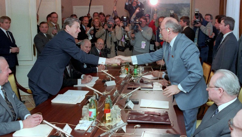 Ronald Reagan i Mihail Gorbačov u Ženevi 1985. (izvor: White House archives)