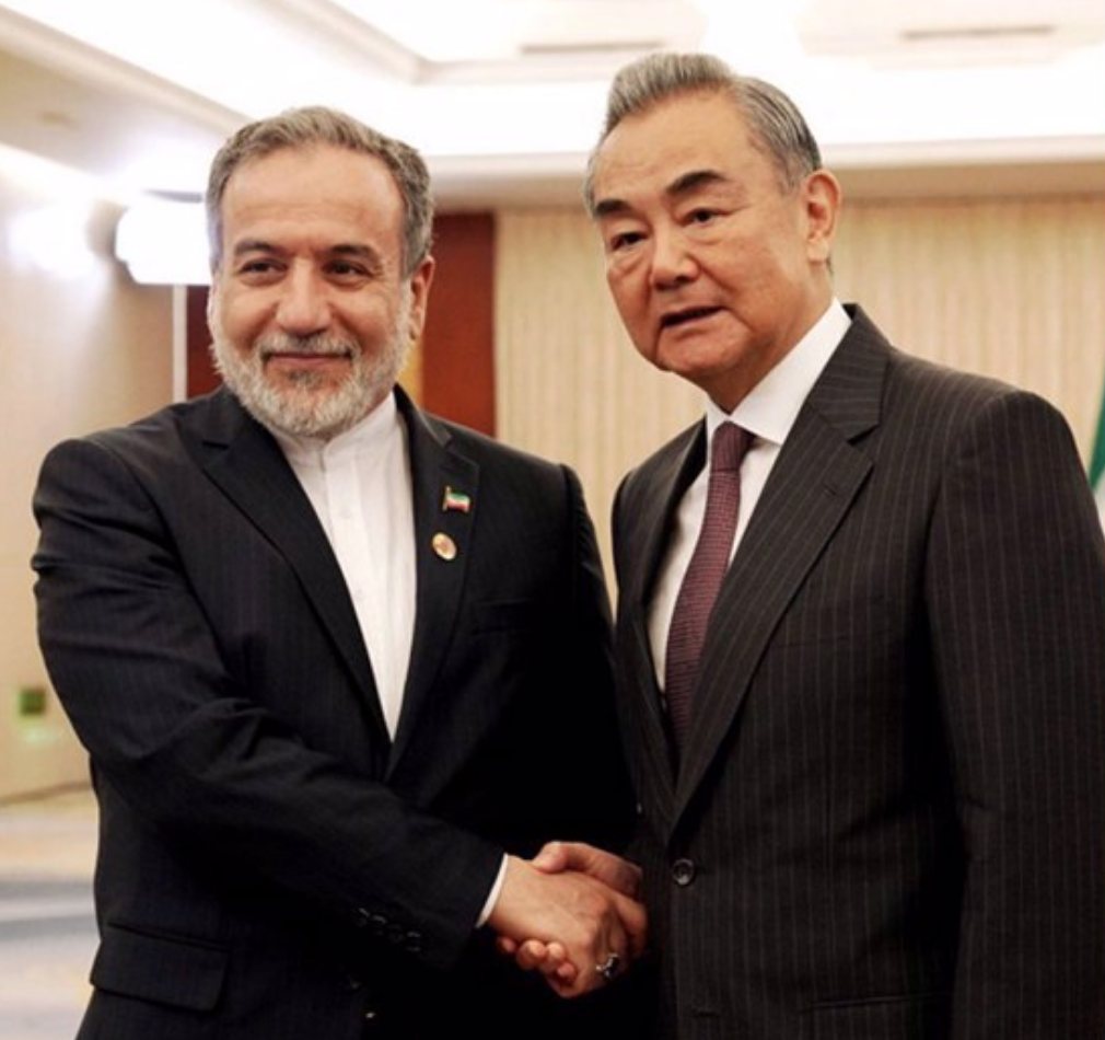 Iranski ministar vanjskih poslova Abbas Araghchi (lijevo) rukuje se s kineskim kolegom Wang Yijem na sastanku na marginama sastanka SCO-a u Šangaju, Kina, 16. srpnja 2025.