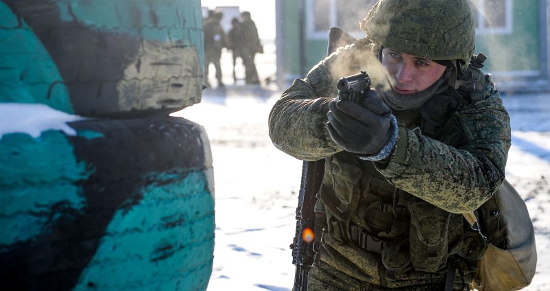 Ruski vojnik za vrijeme vojnih vježbi (izvor: AP Photo/Guliver Image)