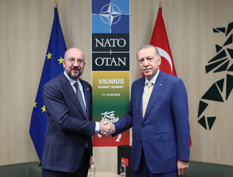 Predsjednik EU Vijeća Charles Michel i turski predsjednik Erdogan na marginama NATO summita u Vilniusu 10. srpnja 2023. (izvor: ured turskog predsjednika/Guliver Image)
