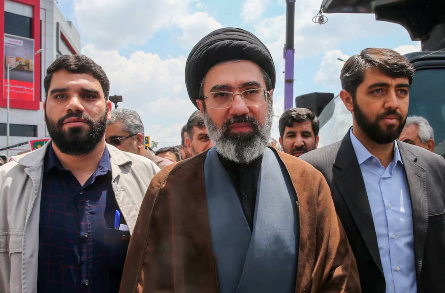 Mojtaba Hamnei (u sredini)