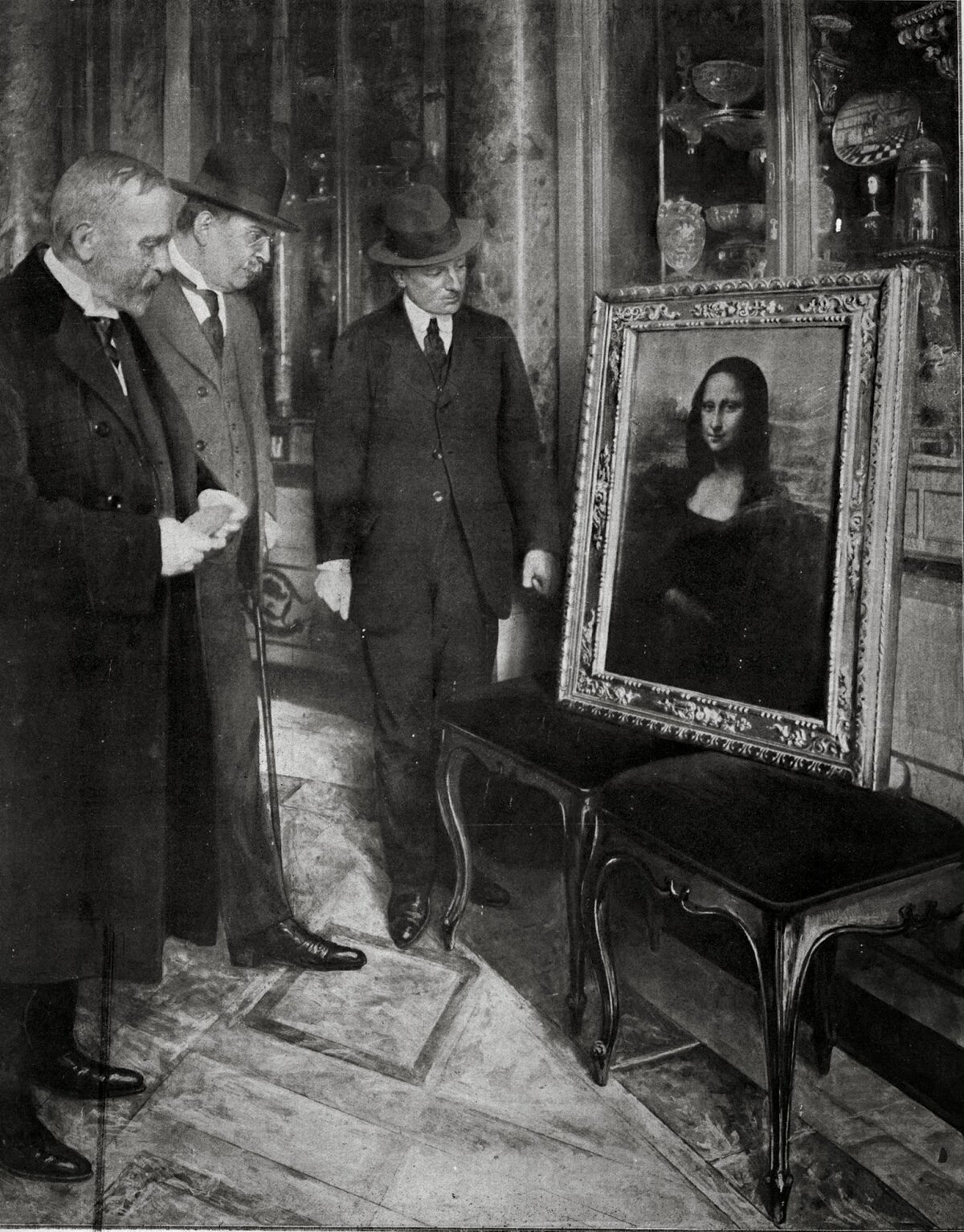 The Mona Lisa at the Uffizi Gallery in Florence in 1913. Museum director Giovanni Poggi (right) examines the painting.