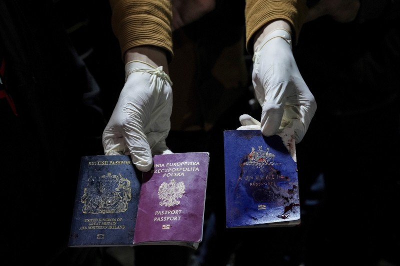 Krvave putovnice ubijenih pripadnika humanitarne organizacije (izvor: AP Photo/Abdel Kareem Hana/Guliver Image)