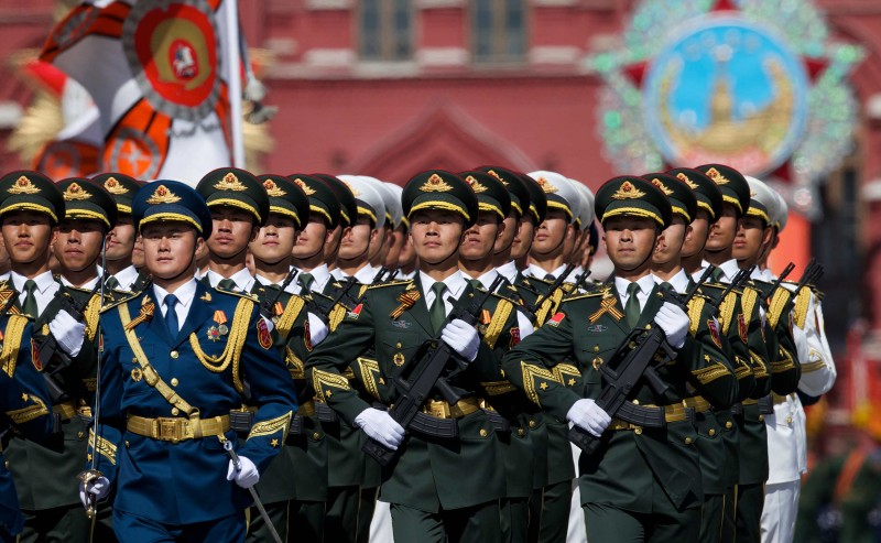 Kineski vojnici marširaju Crvenim trgom u Moskvi povodom Dana pobjede (AP Photo/Ivan Sekretarev/Guliver Image)