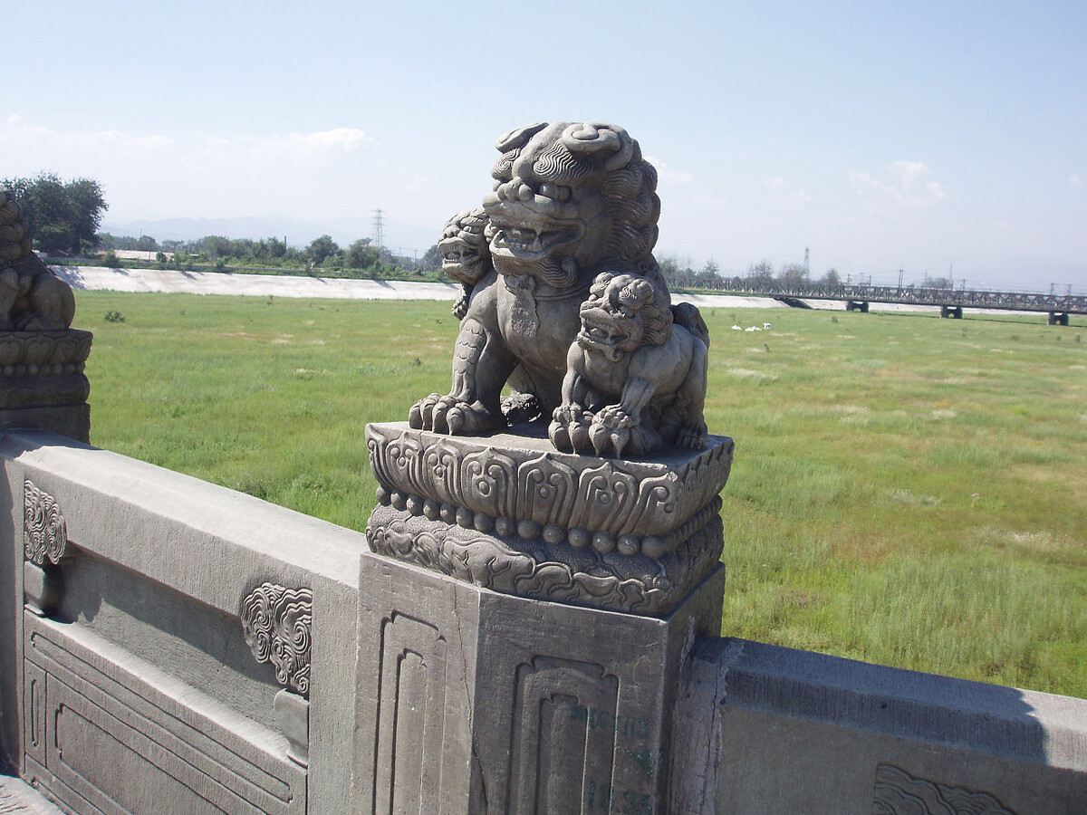 Lions on the bridge
