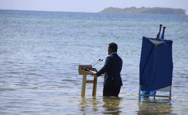 Ministar vanjskih poslova Tuvalua, Simon Kofe, drži govor za vrijeme obraćanja globalnoj klimatskoj konferenciji (izvor fotografije: Ministarstvo pravosuđa, komunikacije i vanjskih poslova Tuvalua)