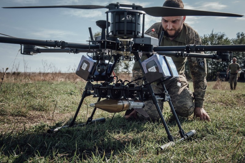 Ukrajinski vojnik priprema dron (izvor: Imago Lifestyle/Guliver Image)