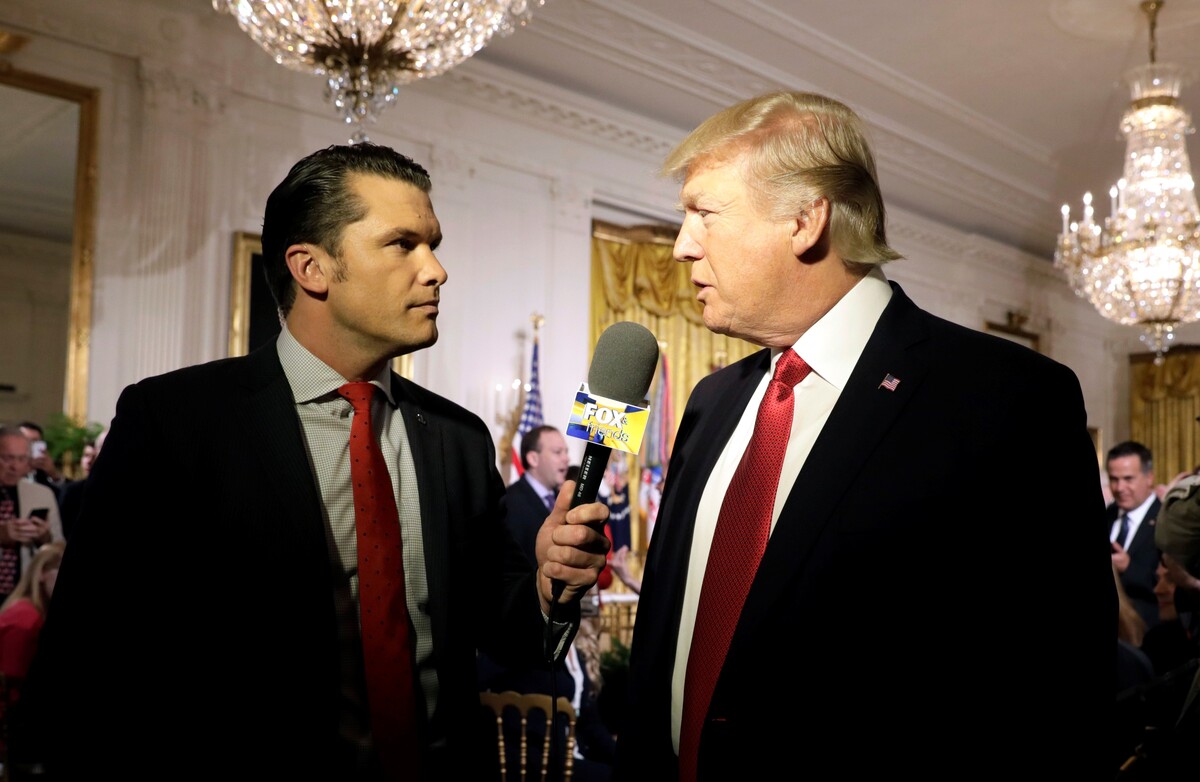 Pete Hegseth i Donald Trump, fotografija iz 2017. (izvor: Kevin Lamarque/Reuters/Guliver Image)