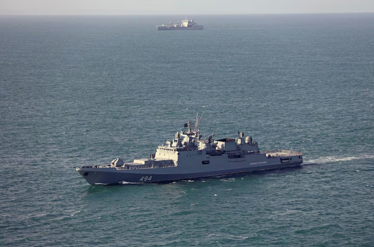 RFA Tideforce, u pozadini, prati rusku fregatu Admiral Grigorovič - 4. lipnja 2026.