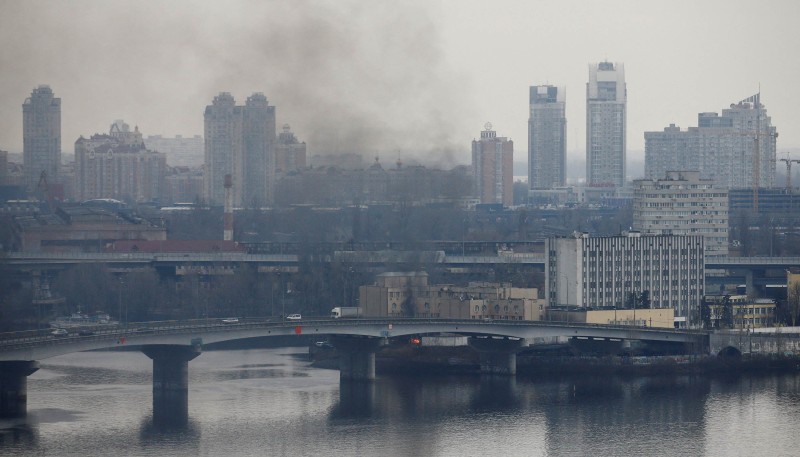 Dim se uzdiže iz pravca ukrajinskog ministarstva obrane u Kijevu, 24. veljače 2022. (izvor: REUTERS / VALENTYN OGIRENKO / Guliver Image)