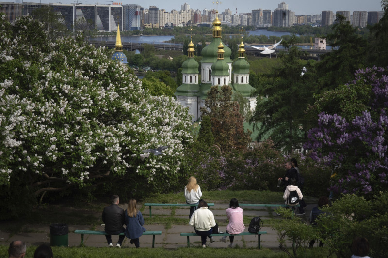Na obroncima iznad rijeke Dnjepar u blizini tisućljetnog samostana u Botaničkom vrtu u Kijevu, 28. travnja 2025. (izvor: Associated Press/Guliver Image)