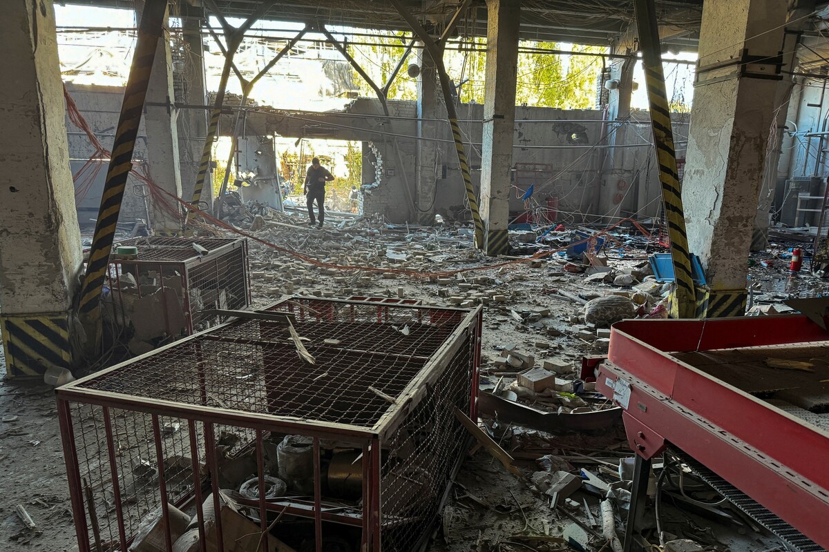 Scena nakon ruskog zračnog napada u Harkovu, 30. lipnja 2024. (izvor: Vitalii Hnidyi/Reuters/Guliver Image)