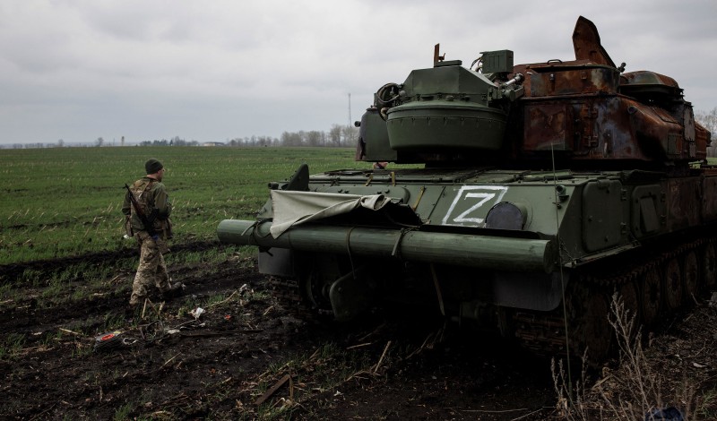 Ukrajinski vojnik pokraj uništenog ruskog vojnog sustava ZSU (izvor: REUTERS/Alkis Konstantinidis/Guliver Image)