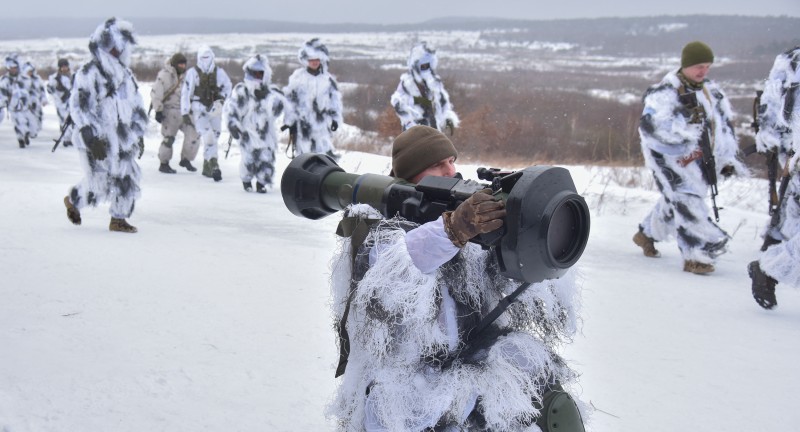 Ukrajinski vojnik s britanskim NLAW protutenkovskim sustavom, 28. siječnja 2022. (izvor: AP Photo/Pavlo Palamarchuk/Guliver Image)