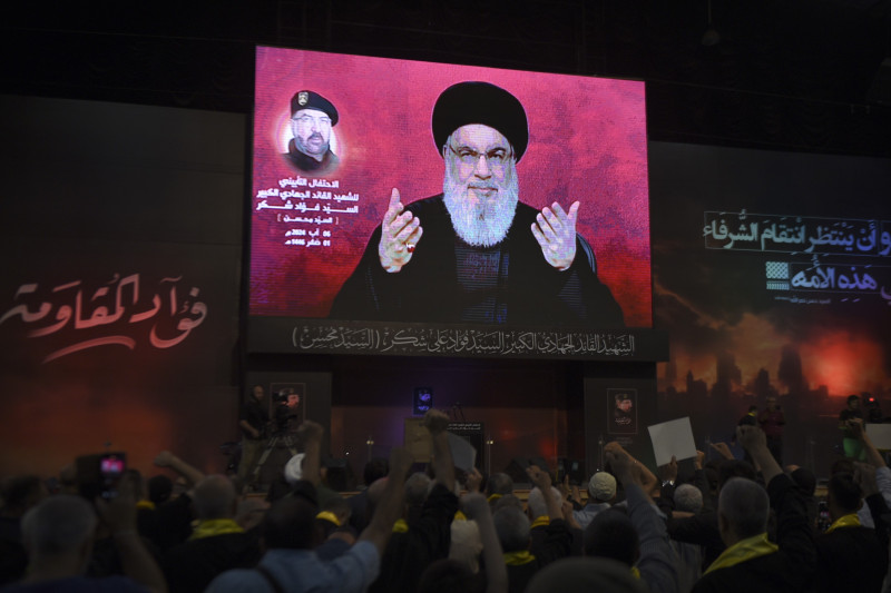 Hassan Nasrallah putem ekrana s tajne lokacije drži govor pred pristašama u Bejrutu, 6. kolovoza 2024. (izvor: (AP Photo/Mustafa Jamalddine/Guliver Image)