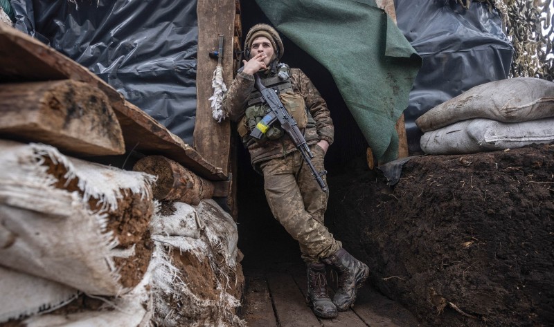 Ukrajinski vojnik u rovovima na liniji razgraničenja u Donbasu, 10. siječnja 2022. (izvor: AP Photo/Andriy Dubchak/Guliver Image)