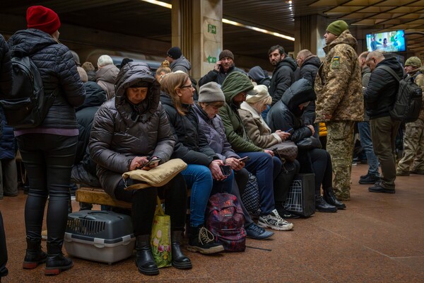 Ljudi se skrivaju u metro stanici za vrijeme npada u Kijevu, 23. prosinca 2025.