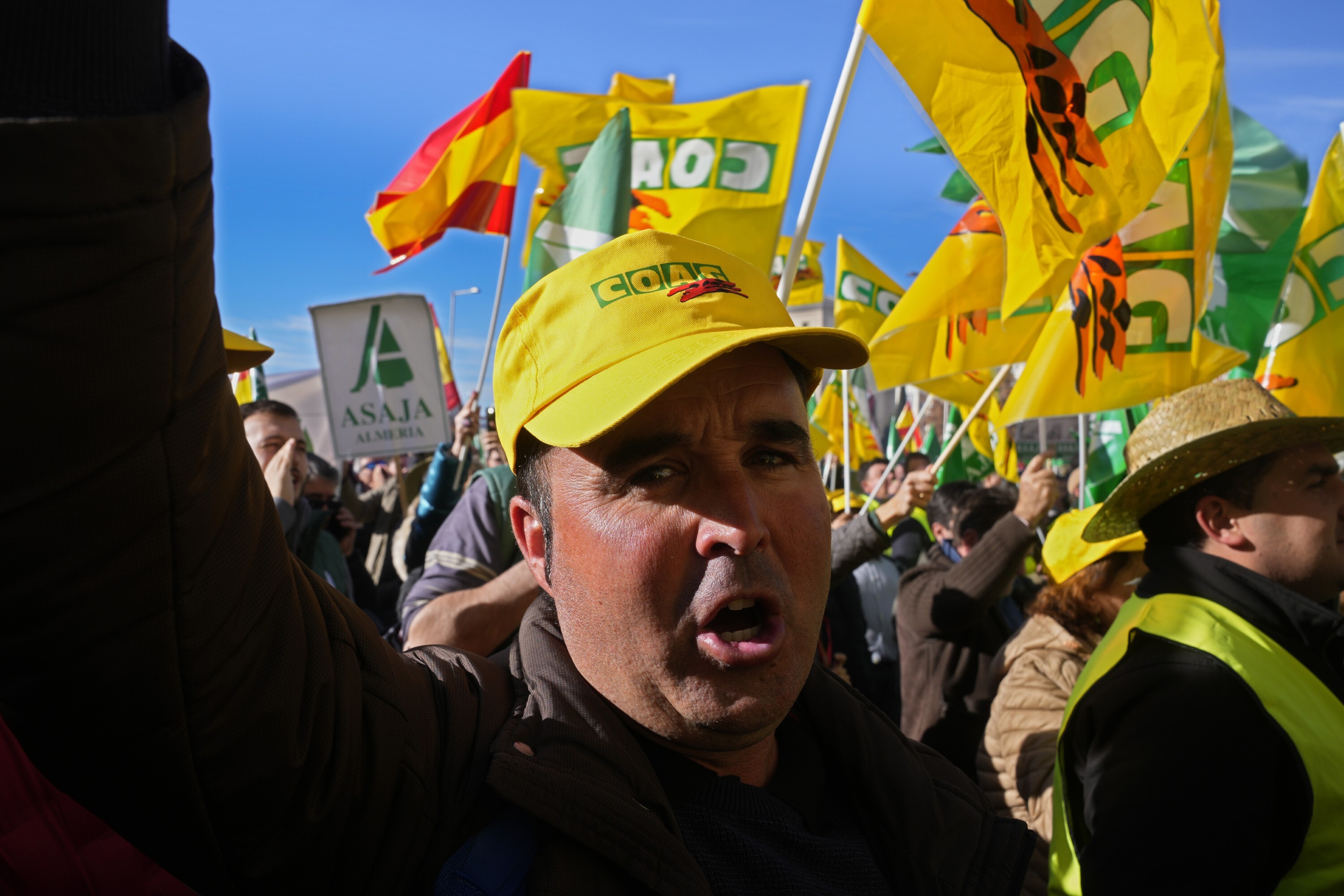 Farmers protest to denounce a EU-Mercosur trade agreement outside the Agriculture ministry in Madrid, Spain, Monday, Dec.16, 2024. (AP Photo/Paul White)